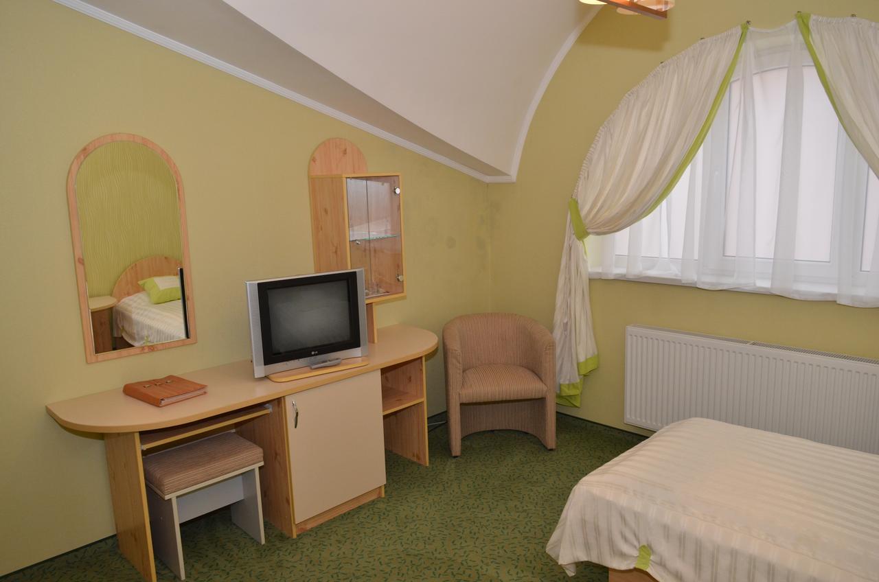 Hotel Serpanok Tyachiv Экстерьер фото