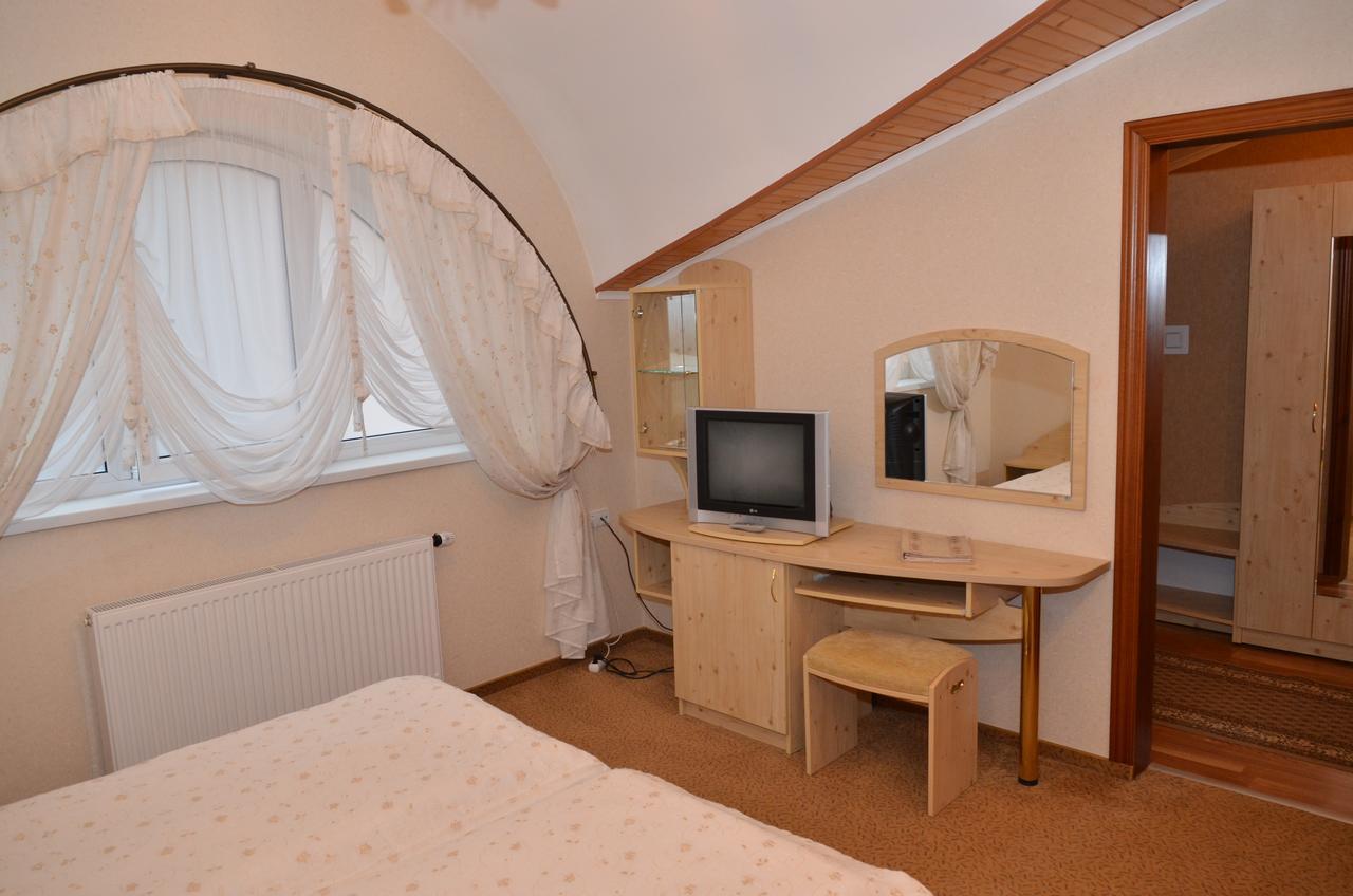Hotel Serpanok Tyachiv Экстерьер фото